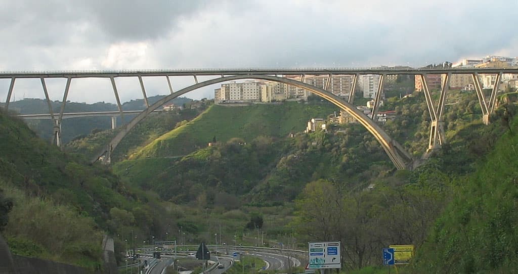 Infrastruttura tecnica sul territorio, simbolo del collegamento tra clienti e professionisti